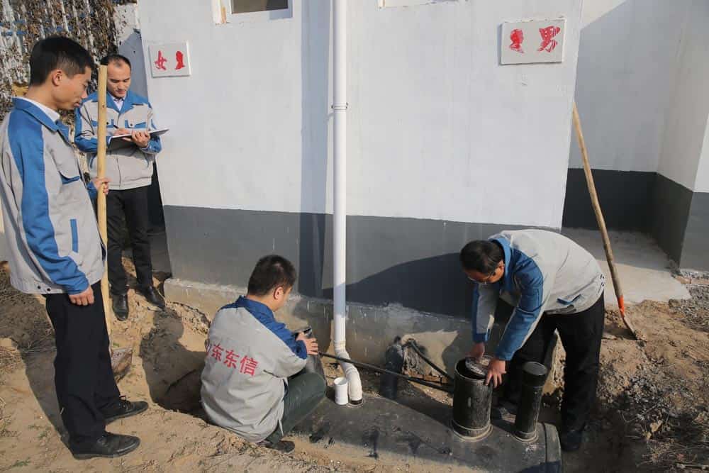 农户改厕施工现场